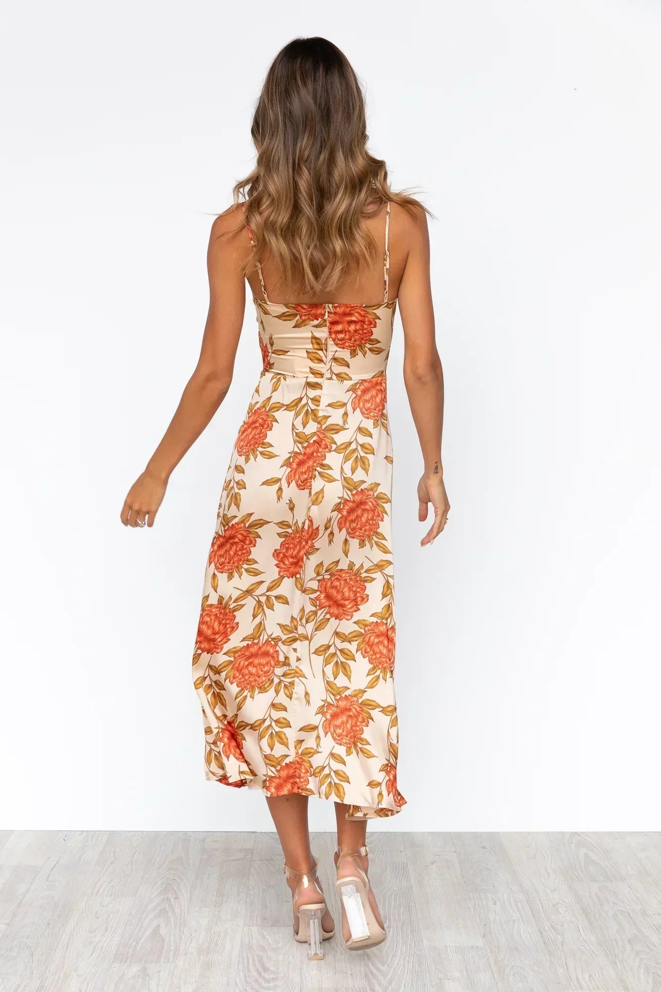 Nikkie – Vestito con Cut-Out e Allacciatura sul Davanti