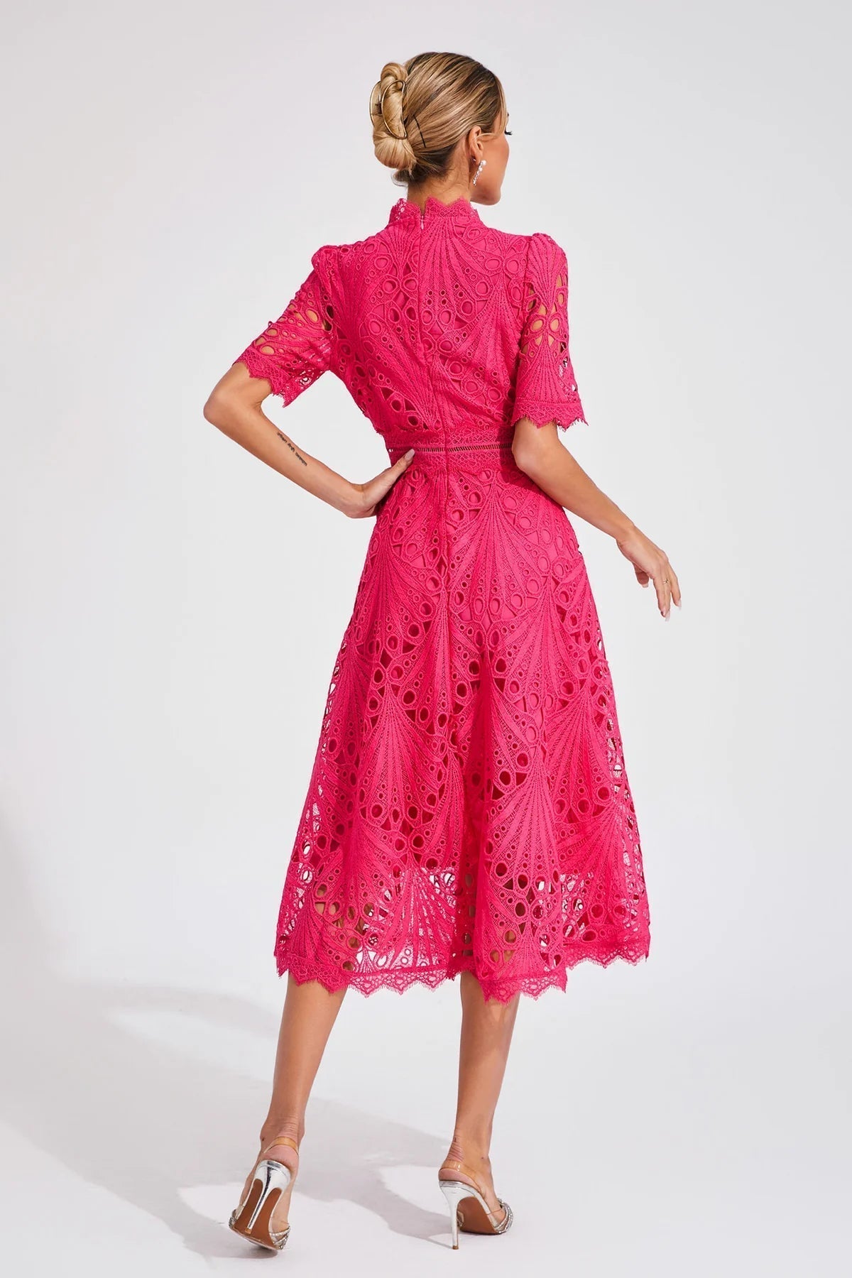 Vorelle - Abito casual a maniche corte con ricamo floreale