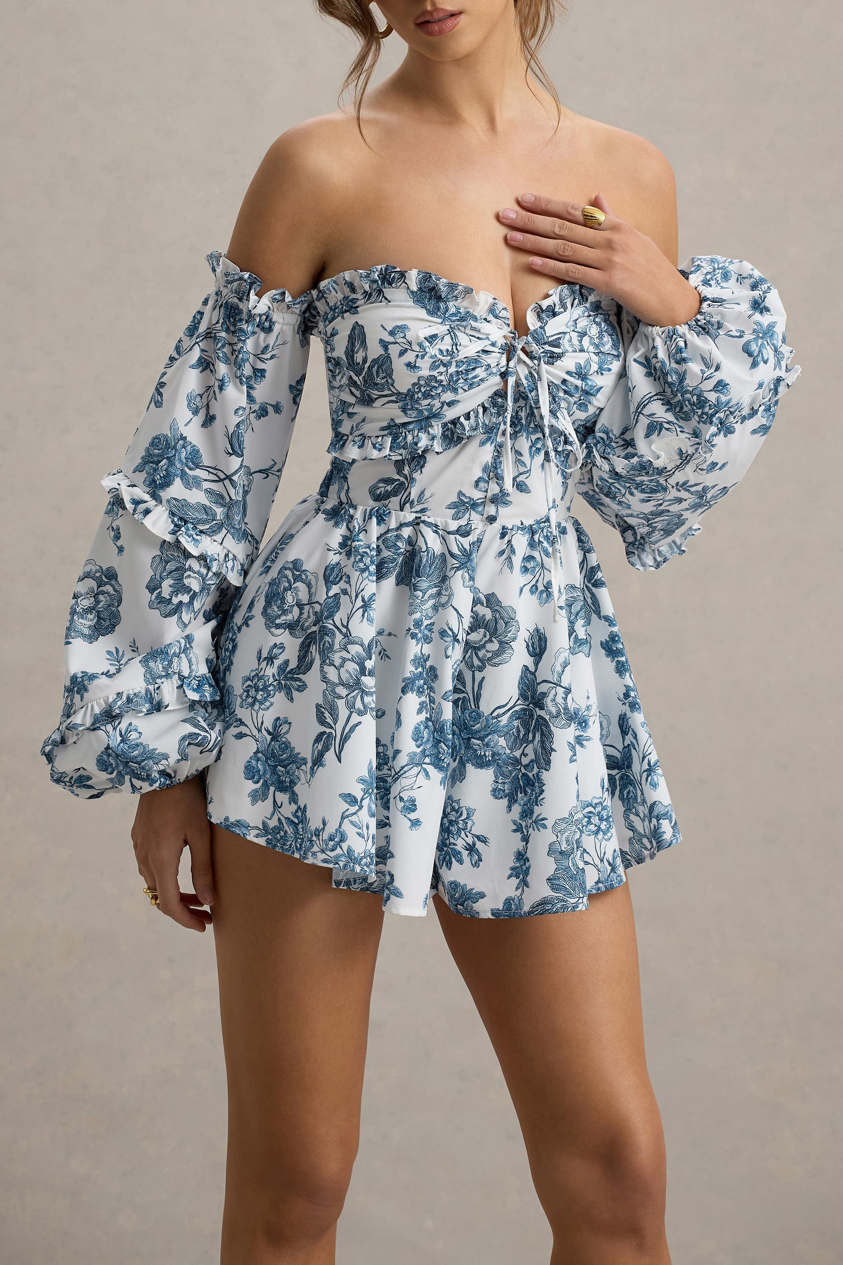 Evelyn - Tuta corta con spalle scoperte e balze in porcellana blu
