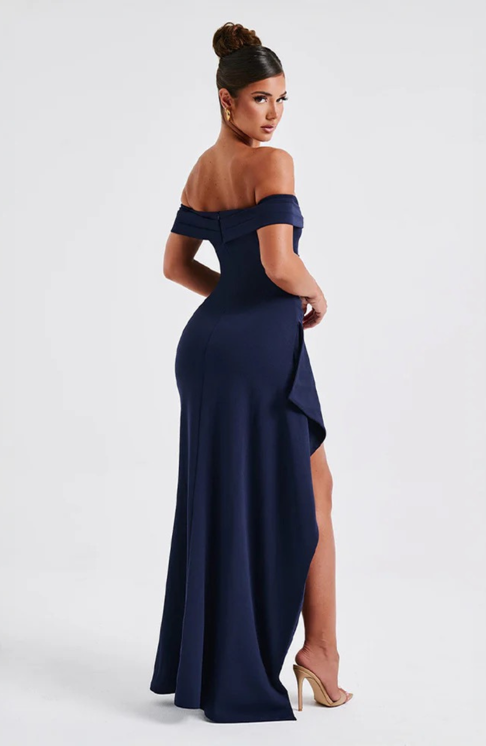 Bianella – Abito con spacco sulla coscia e spalle scoperte