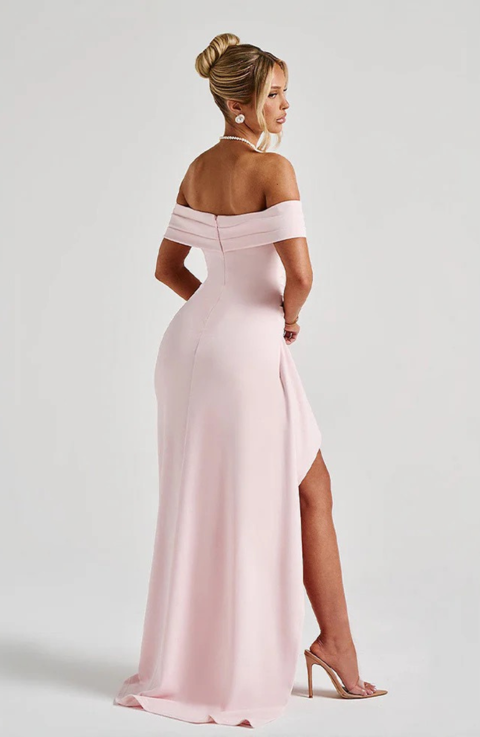 Bianella – Abito con spacco sulla coscia e spalle scoperte