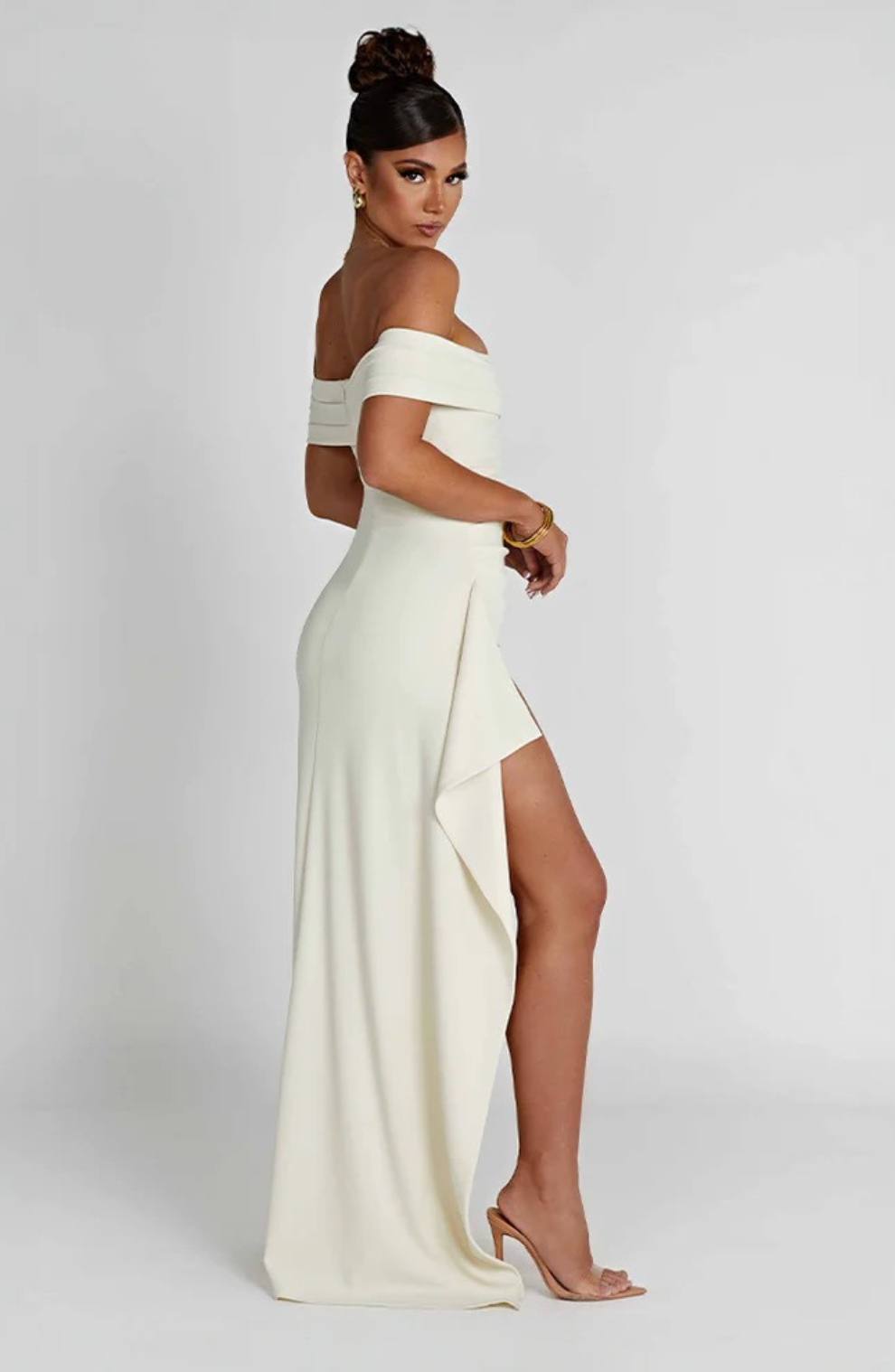 Bianella – Abito con spacco sulla coscia e spalle scoperte