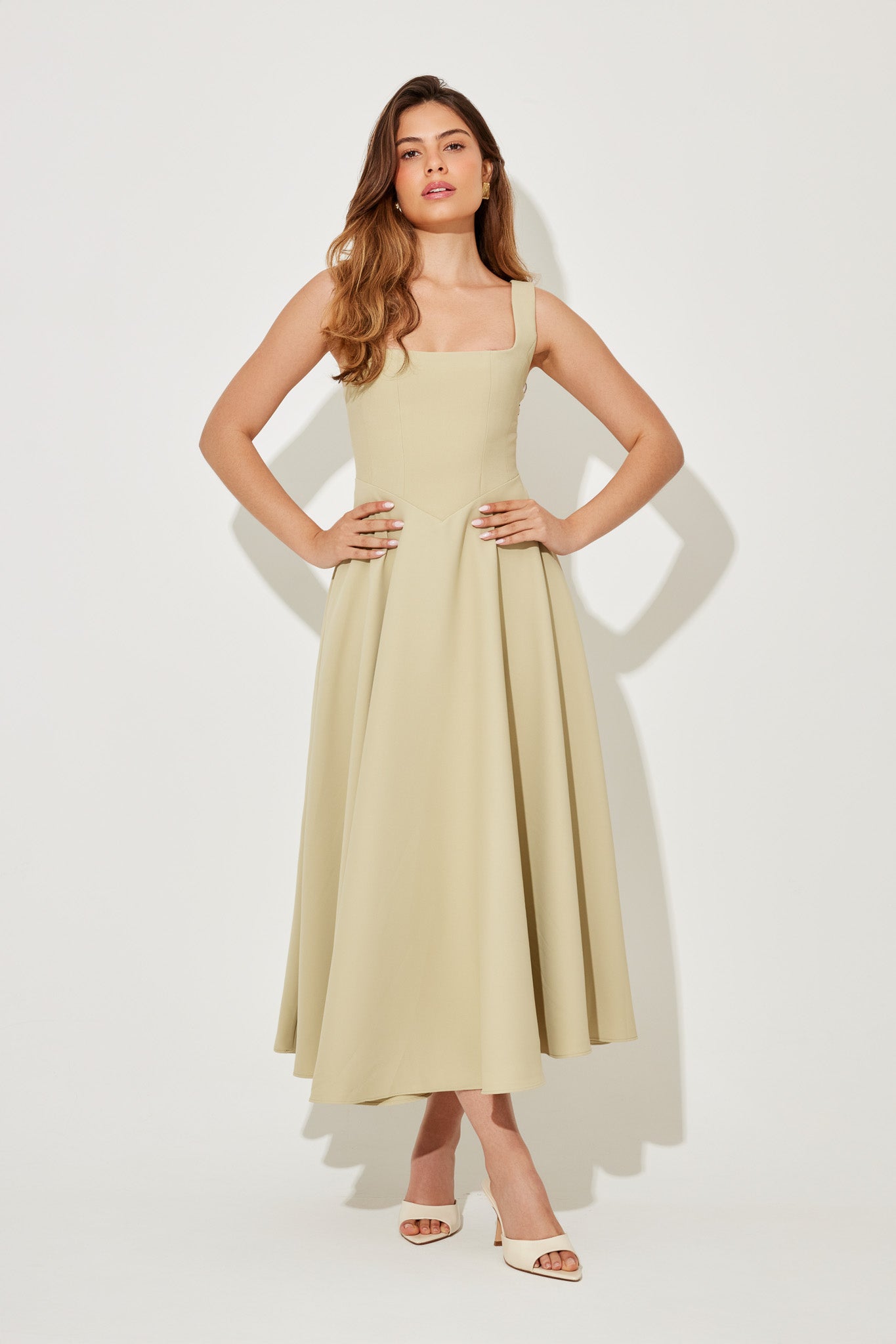 Amelia – Abito Midi Classico con Scollatura Quadrata