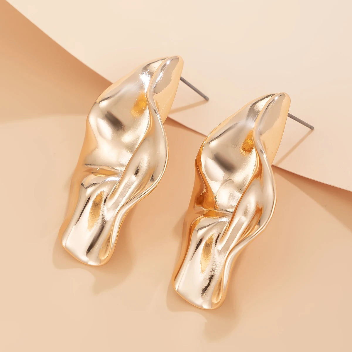 Orecchini da donna in metallo pieghettato irregolare color oro – Gioielli da festa moderni