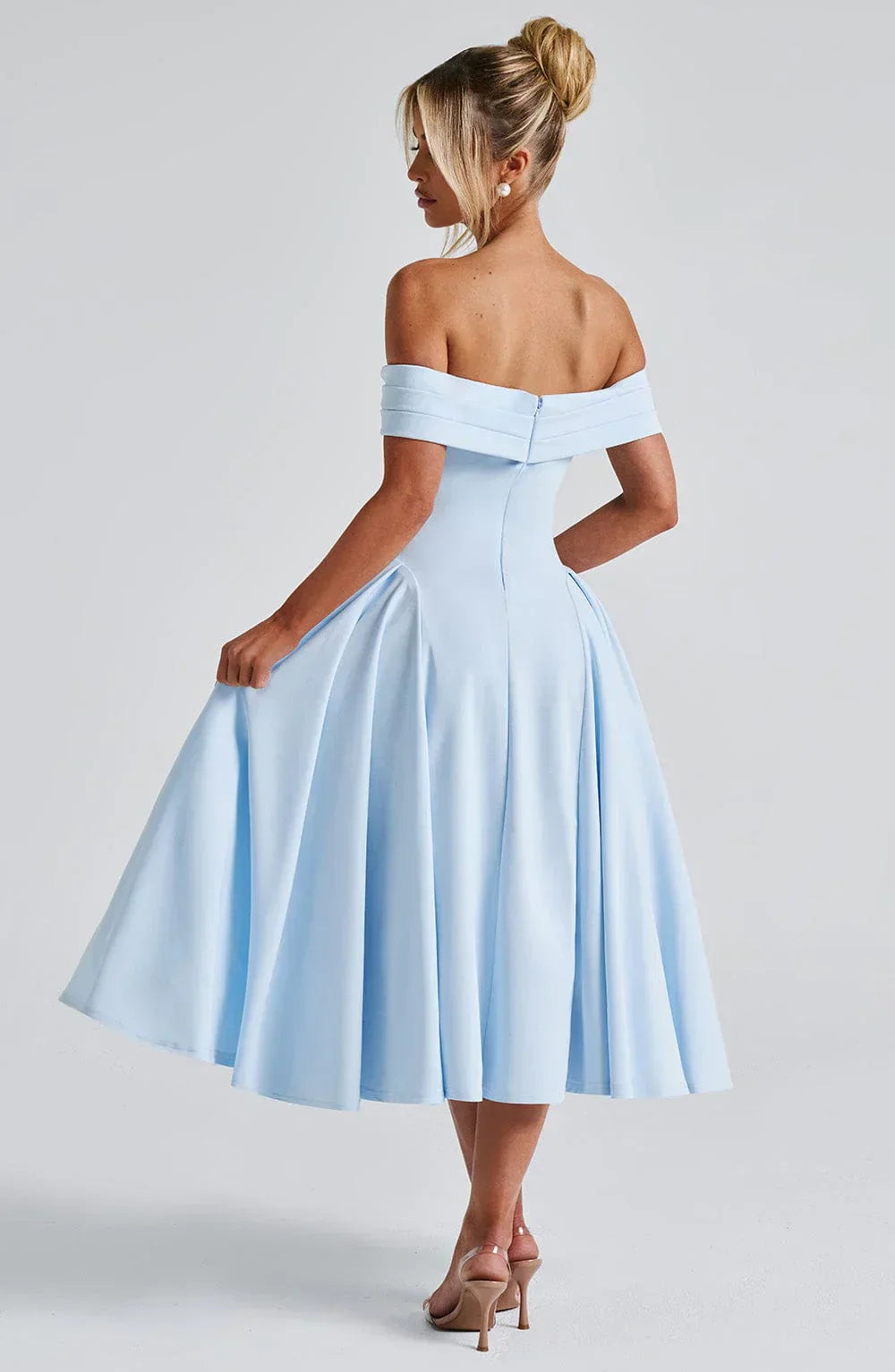 Antonia – Abito midi plissettato con spalle scoperte