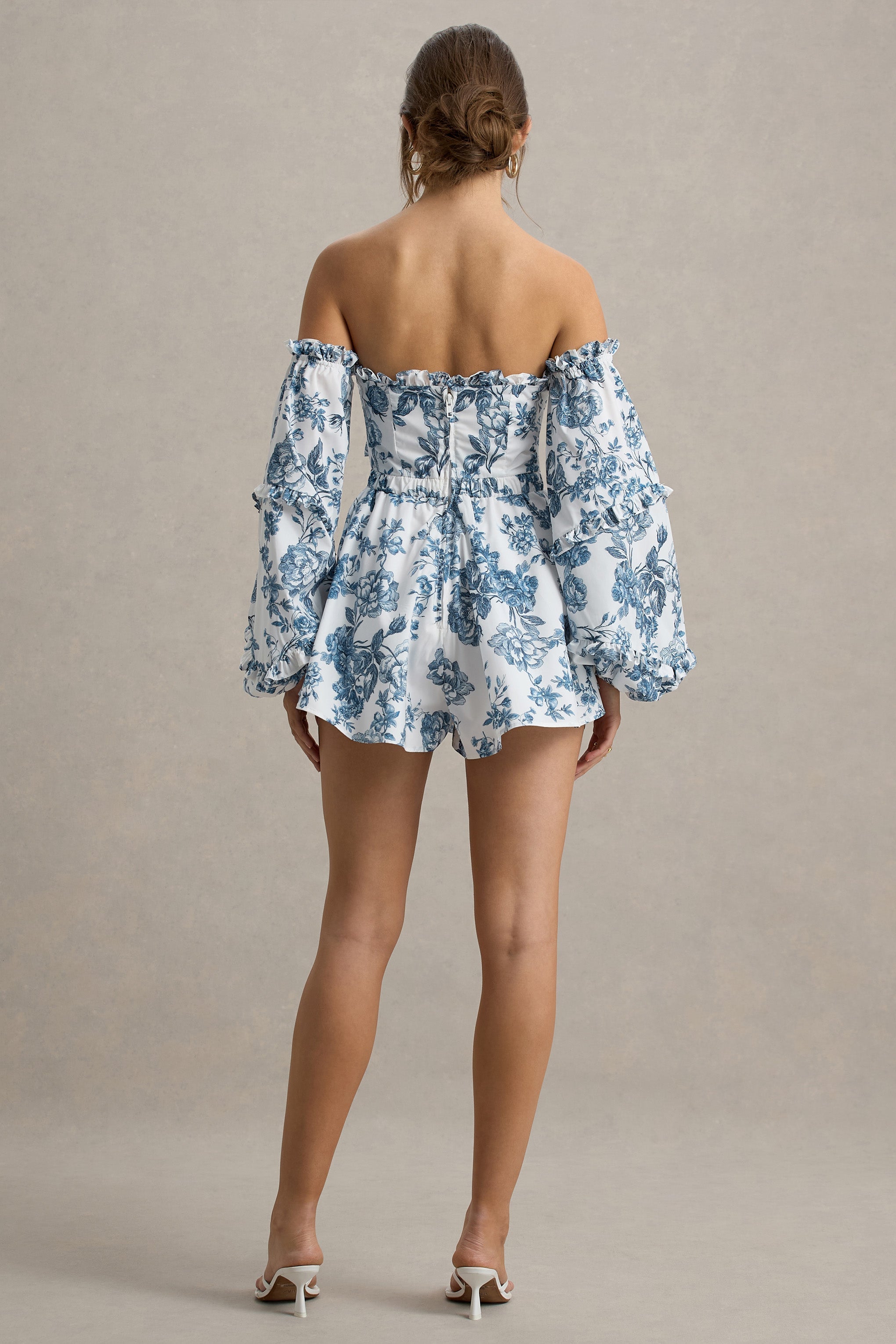 Evelyn - Tuta corta con spalle scoperte e balze in porcellana blu